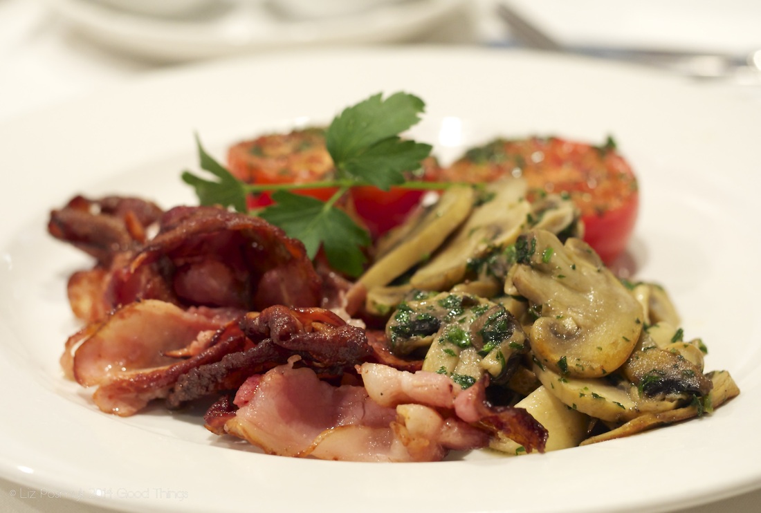 Bacon with tomatoes and mushrooms