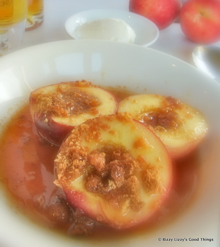 Recipe for peaches baked with Amaretti & Viognier Roussanne