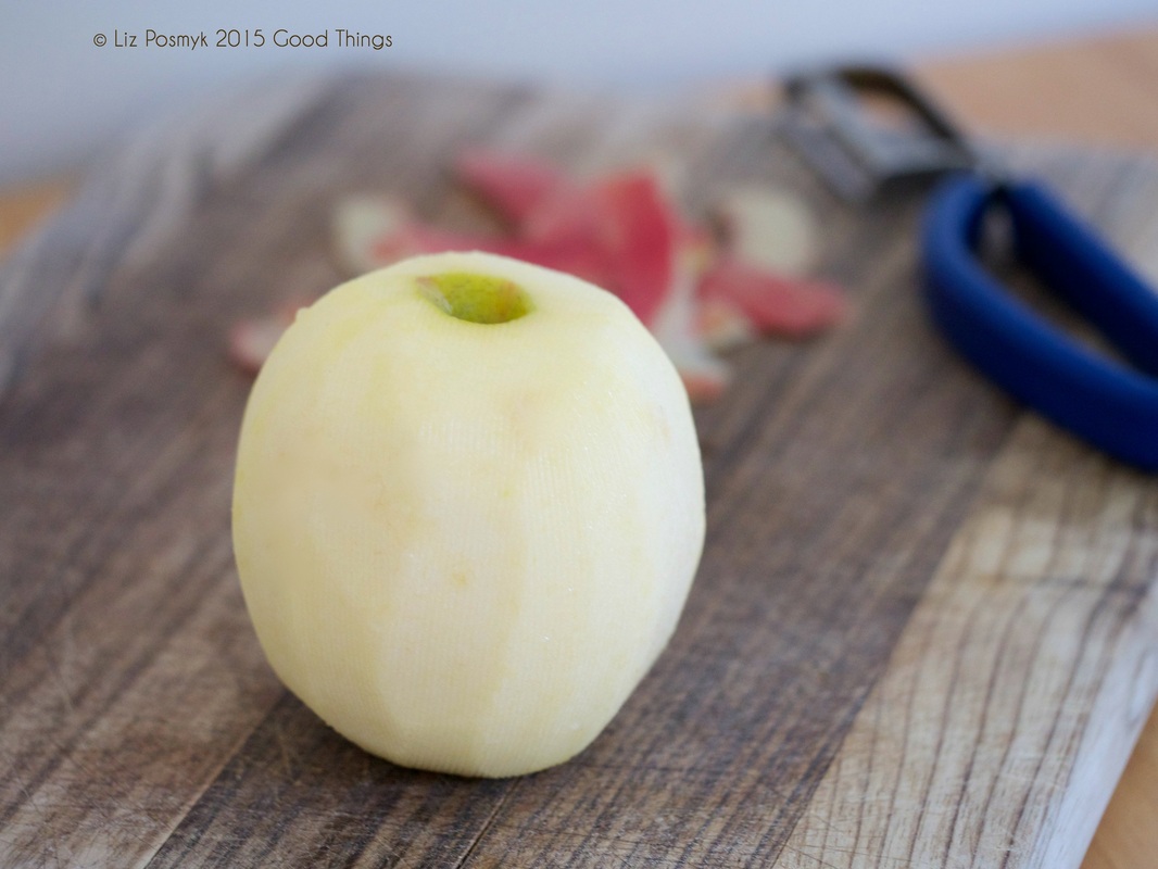 Peeling the apple for Torta di mele con macadamia